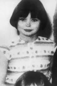 L.....3 - Mary Flora Bell - 11 letnia morderczyni. 

-> Matka Mary była prostytutką...