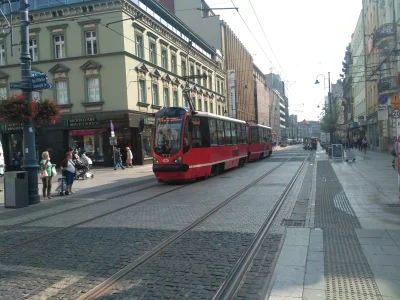 sylwke3100 - Tramwaj linii nr 13 odjeżdża z przystanku "Dworzec PKP" w Katowicach i k...