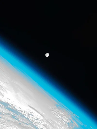 Hoverion - Ziemska atmosfera i Księżyc. Zdjęcie wykonane z międzynarodowej stacji kos...