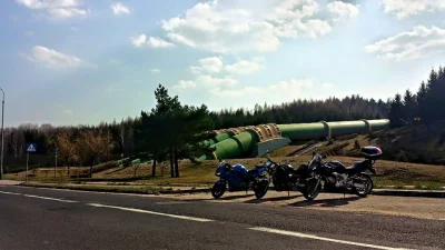 b3liaR - polatane, foto pamiątkowe z wyoadu na #motocykle przy rurach łączących zbior...