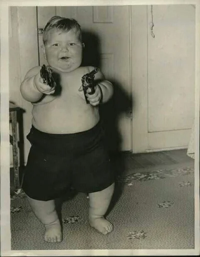 Dawidokido11 - Seryjny morderca John Wayne Gacy w wieku 3 lat, około 1945r.
#fotohist...