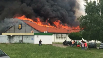 Kucyk102 - Gdyby ktoś jeszcze nie słyszał to dzisiaj spłonął LIDL w Radomsku. (Zdjęci...