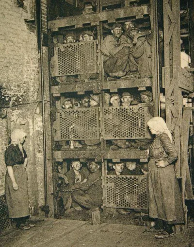 Kempes - #pracbaza #historia #fotografia 
Belgia około 1900 roku, górnicy wyjeżdżają...
