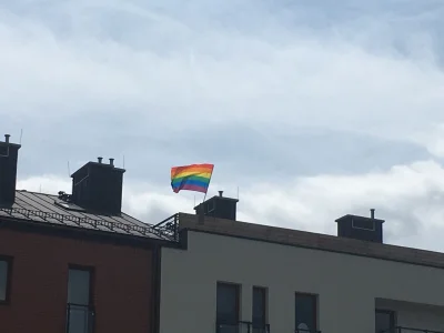 Zborro - Flaga lgbt zawisła dzisiaj na jednym z bloków w stolicy Podhala. Ciekawe czy...