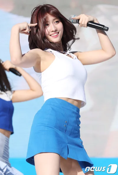 XKHYCCB2dX - #momo #twice 
#koreanka #japonka