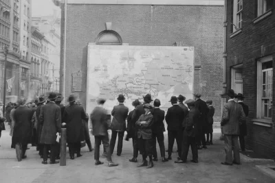 myrmekochoria - Ludzie w Filadelfii patrzą na "nową" mapę Europy po I wojnie światowe...
