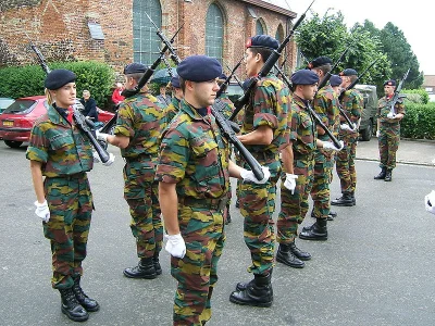 Dbrn - Belgijska armia wciąż używa dziwnego kolorystycznie kamuflażu Jigsaw, który ba...