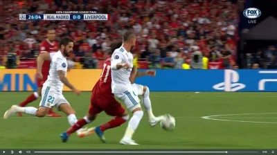 El_Duderino - Salah walcząc o piłkę wsadził rękę pod pachę Ramosowi, przegrał pojedyn...
