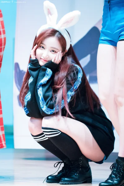 XKHYCCB2dX - #yeonwoo #momoland 
#koreanka