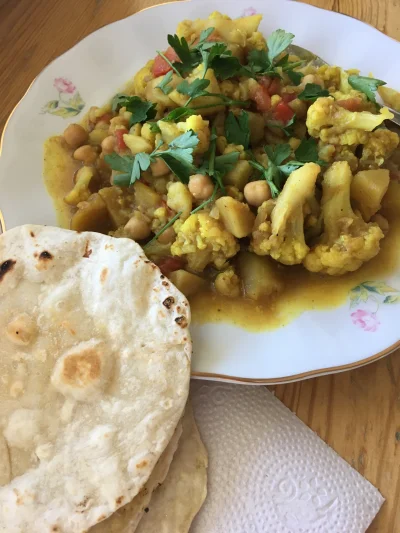 ChirrutImve - Aloo gobi dzisiaj, i kolejne podejście do roti.

#codziennyobiad #gotuj...