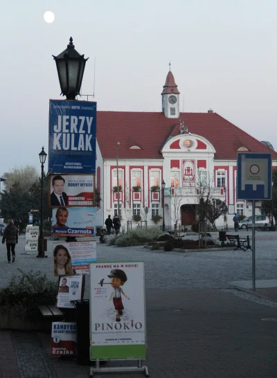 czteroch - Plakaty wyborcze w Gostyniu, wielkopolska. 

Podobno Pinokio ma największe...