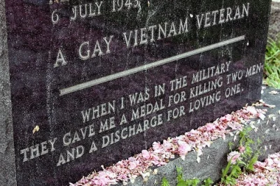 myrmekochoria - Nagrobek weterana (homoseksualista) z Wietnamu. 

"Gdy byłem w wojs...