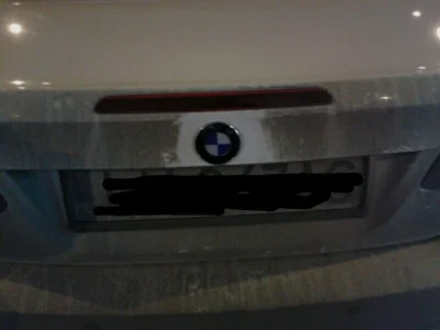 rzeziSmieszek - BMW to jednak stan umysłu. Wychodzę z marketu i widzę na parkingu bia...