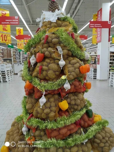 sieczkobrzeczek - Wesołych Świąt mirki 
#auchan #choinka #swieta #ziemniaki #cebula #...