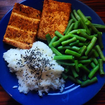 SScherzo - wędzone tofu w przyprawie gyros, ryż i fasolka.

#gotujzwykopem #weganizm ...