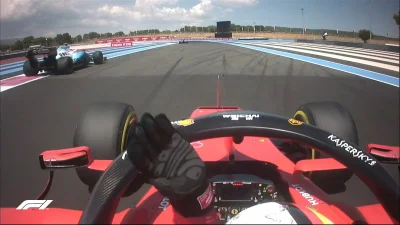 AFAFAFE - Vettel widząc Kubicę na torze oddaje mu hołd i również prowadzi bolid jedną...