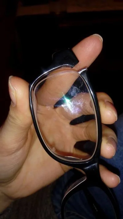Jendrol - #okulary #kiciochpyta #pomocy
Mirki czy tak pęknięte okulary da rade jakoś...