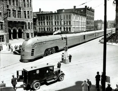 WuDwaKa - Pociąg Merkury przejeżdżający koło ratusza w Syracuse, Nowy Jork, 1936.
#p...