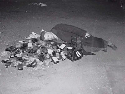 p.....y - Mężczyzna śpi na stosie butelek po świętowaniu zakończenia prohibicji w USA...