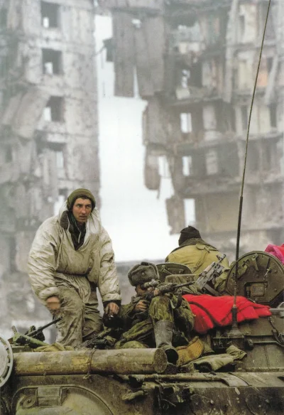 myrmekochoria - Rosyjski snajper na czołgu podczas bitwy o Grozny, Czeczenia 1994 rok...