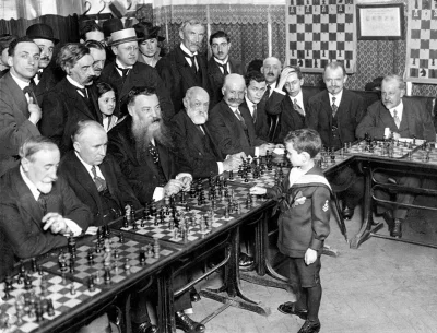 myrmekochoria - Samuel Reshevsky ogrywa mistrzów szachowych podczas symultany, Francj...
