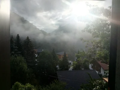 manedhel - Dziś taki widok z okna z mgłą (ʘ‿ʘ)
Fajnie mieszkać w górach. 
#gory