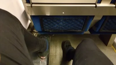 cr203a - jakiś ziomek mi zajumal miejsce w pociągu, rozłożył się na 2 siedzenia i śpi...