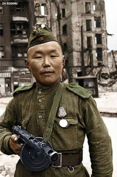 darosoldier - Sowiecki żołnierz w Berlinie
#fotohistoria #drugawojnaswiatowa