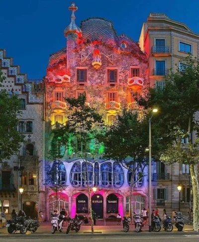 Castellano - Barcelona. Hiszpania
Projektu katalońskiego architekta - Antoni Gaudí 
...