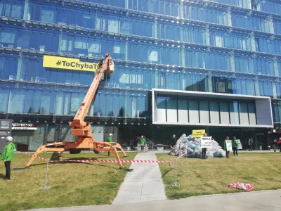 kondziox88 - Zieloni obklejają budynek nestle na Domaniewskiej #warszawa