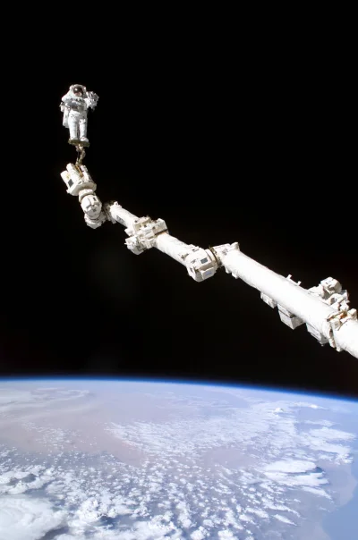 lastmanstanding - Ale fruwa kosmonauta oddalony, do manipulatora ISS przytwierdzony (...