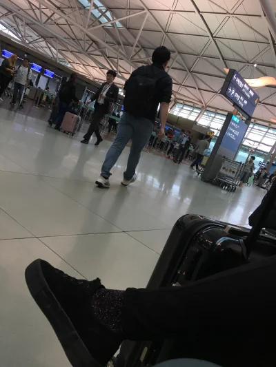 Zysioo - Siedzę z różowym na lotnisku w Seulu, nasz lot jest pełny i czekamy na info ...