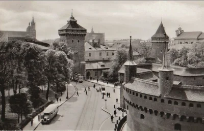 a.....1 - Widok na Bramę Floriańską. 1935r. Do tej pory nie wiem jak te #tramwaje się...