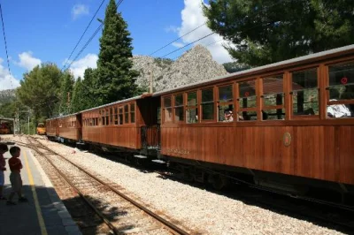 ono6767 - Nie trzeba jechać do USA w europie też mamy to samo. Kolejka Ferrocarril Pa...