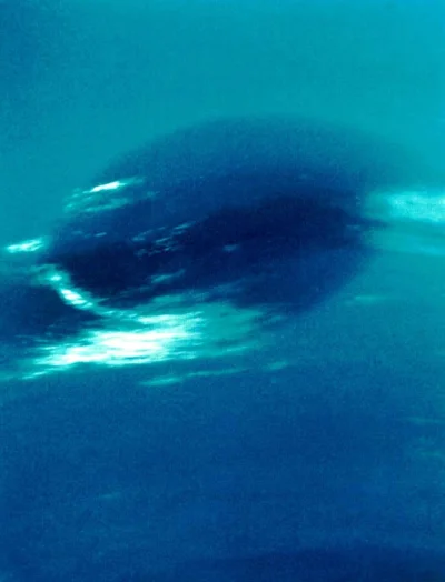 d.....4 - Wielka Ciemna Plama - antycyklon wiejący na Neptunie, zaobserwowany przez s...