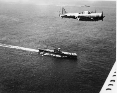 HaHard - SBD Dauntless leci nad USS Enterprise i USS Saratoga (w tle). Guadalcanal, W...