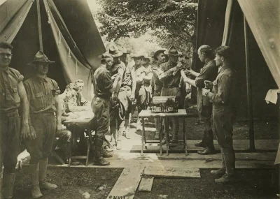 myrmekochoria - Amerykańscy żołnierze szczepieni na tyfus podczas I wojny światowej.
...