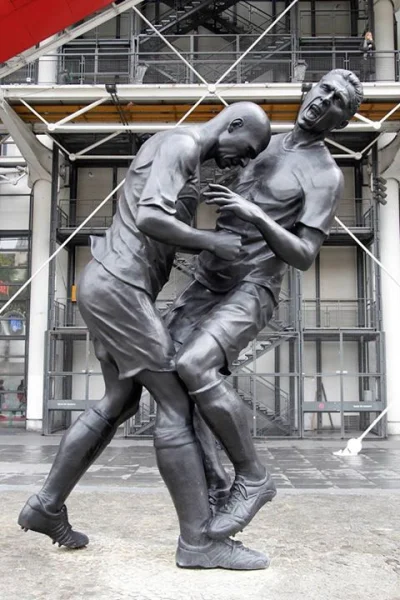 m.....1 - Pomnik Zidane'a faulującego Materazziego w Paryżu.



#pilkanozna #pomniki ...