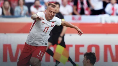 Z.....j - Kamil Grosicki w piłkę gra
A w hucie hutnik dmucha szkła a Disco gra
#bra...