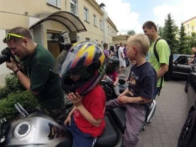 mudkipz - Odwiedziny motocyklistów w domu dziecka:


 – Jak było?

 – Fajnie. Było na...