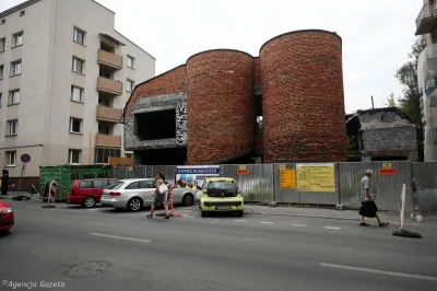 goferek - W końcu wyburzą to coś, developer zbuduje tam coś normalnego
#krakow
