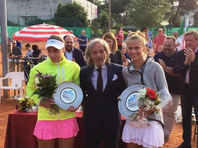 gramwmahjonga - Młodziutka Szmidlowa (finalistka) i Kasia Piter, zwyciężczyni ITF Gra...