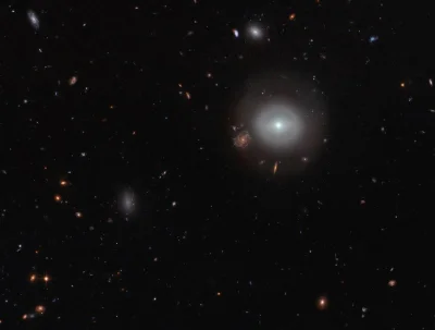 d.....4 - PGC 83677, eliptyczna galaktyka z widoczną poprzeczką (na prawo od środka)....