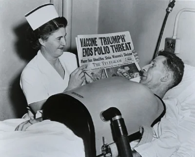 Ninik - Rok 1955 pielęgniarka pokazuje choremu mężczyźnie nagłówek o znalezieniu "lek...