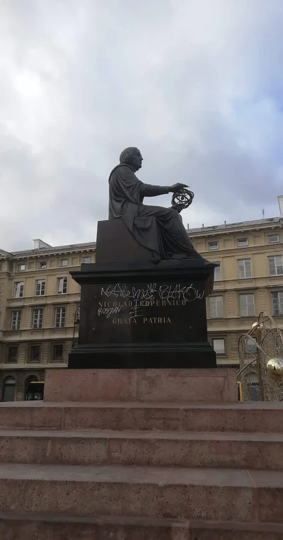 PSL_Powisle - Ktoś zdewastował pomnik Mikołaja Kopernika na Krakowskim Przedmieściu. ...