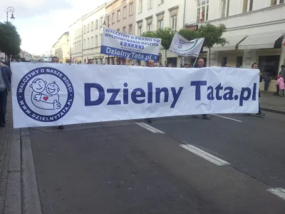 Piter232 - Dzielny tata zamyka marsz. Na oko 3-5 tysięcy ludzi idzie z Bronkiem. Ja s...