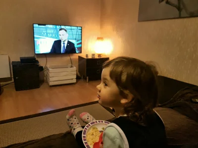 hoRacy - Córka (niecałe 2 lata) ogląda Prezydenta Dude i nagle wystrzela:
- TEN PAN G...