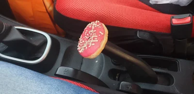 salmonistasty - Patrzcie co odkryłem. Mój samochód ma dedykowany uchwyt na donuty. Su...