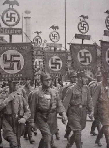 wojna - Rzadkie zdjęcie nazistów, przebranych za niewinnych Niemców i dla uwiarygodni...