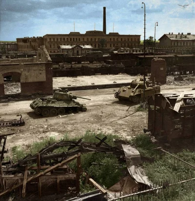 darosoldier - T 34 vs Pantera - Czechy 1945
#fotohistoria #czolgi #drugawojnaswiatow...